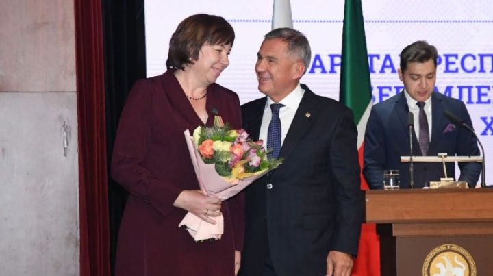 Глава Татчелнинского поселения Татьяна Кузнецова получила из рук Президента РТ медаль
