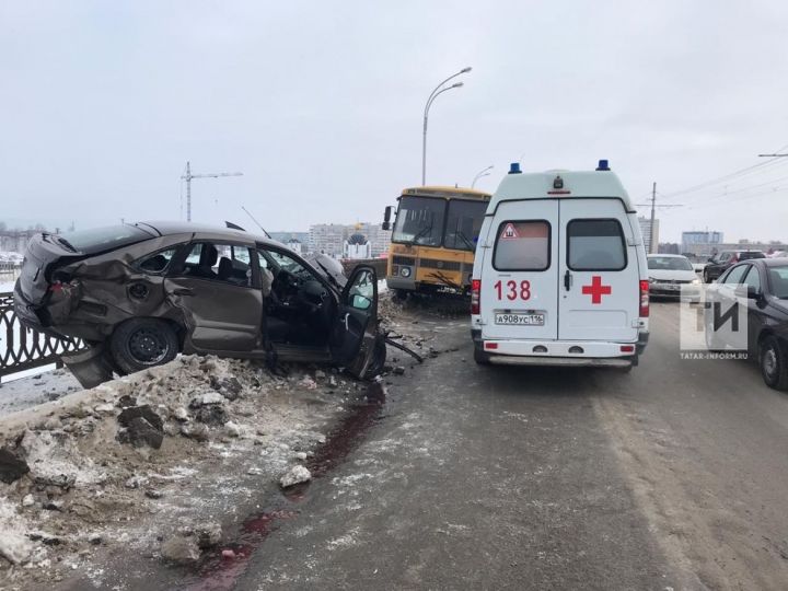 В Татарстане легковушка едва не вылетела с моста