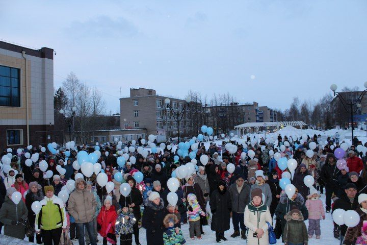 Год назад менделеевцы запустили в небо белые шары в память о трагических событиях в Кемерове