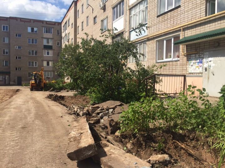 В Менделеевске ведутся ремонтные работы во дворах