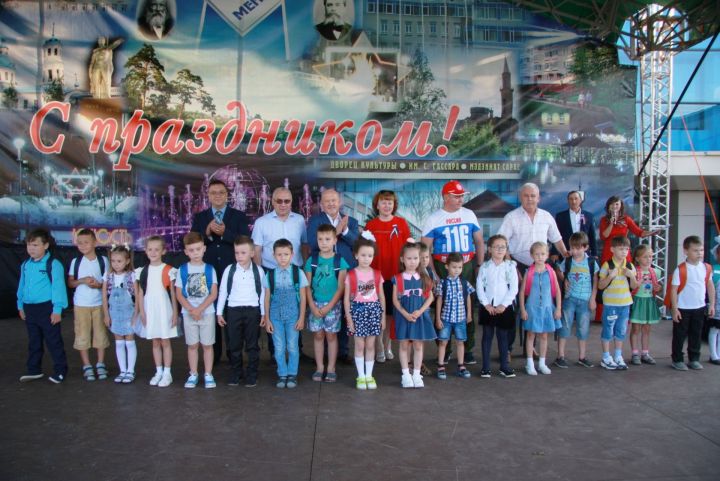 В Менделеевске в День флага России первоклассникам вручили школьные портфели