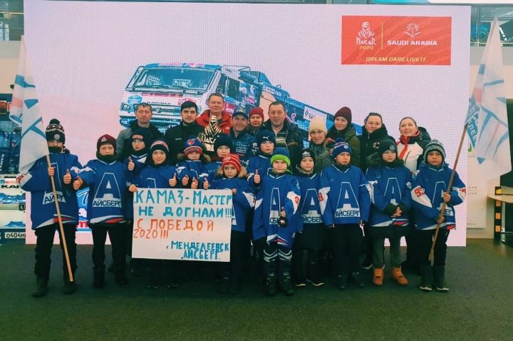 Победителей «Дакара 2020» встречали менделеевские хоккеисты