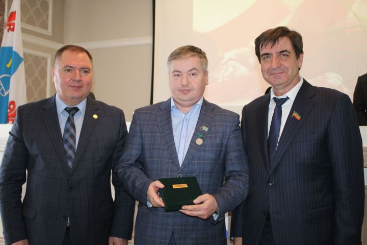 Эльдара Махмудова наградили медалью «Заслуженный фермер»