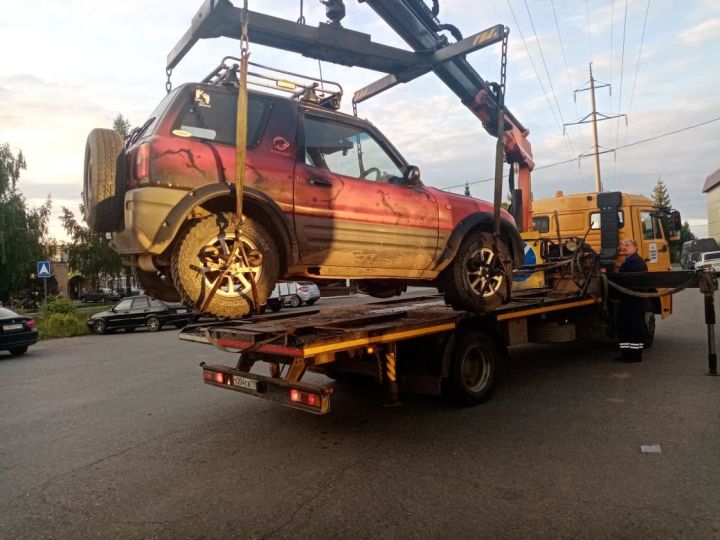 В Менделеевске судебные приставы арестовали автомобиль за долги