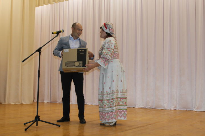 Эдуард Шарафиев подарил коллективу СДК проектор