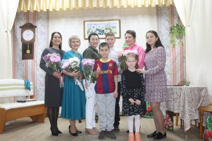 Театр «Дөрешкәй» представил шестой спектакль «Ахирәтләр» («Три красавицы»)