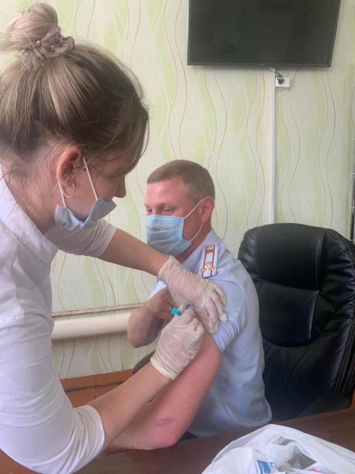 В Менделеевске к массовой вакцинации от covid-19 присоединились сотрудники правоохранительных органов