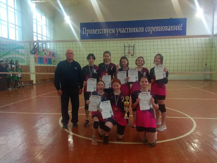 Менделеевские спортсменки заняли первое место на первенстве по волейболу среди девушек