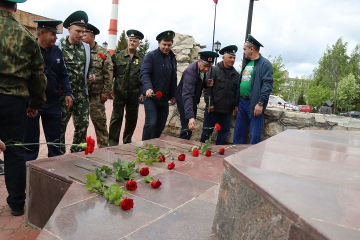 В Менделеевске празднуют День пограничника