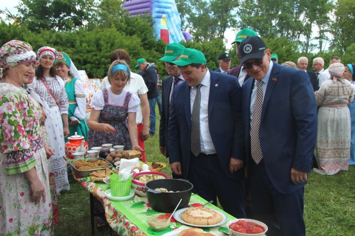 Украшением Сабантуя в Менделеевске стали национальные подворья с угощениями