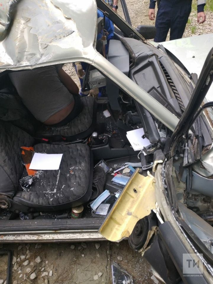Два человека получили травмы в столкновении легковушки и грузовика вблизи Менделеевска