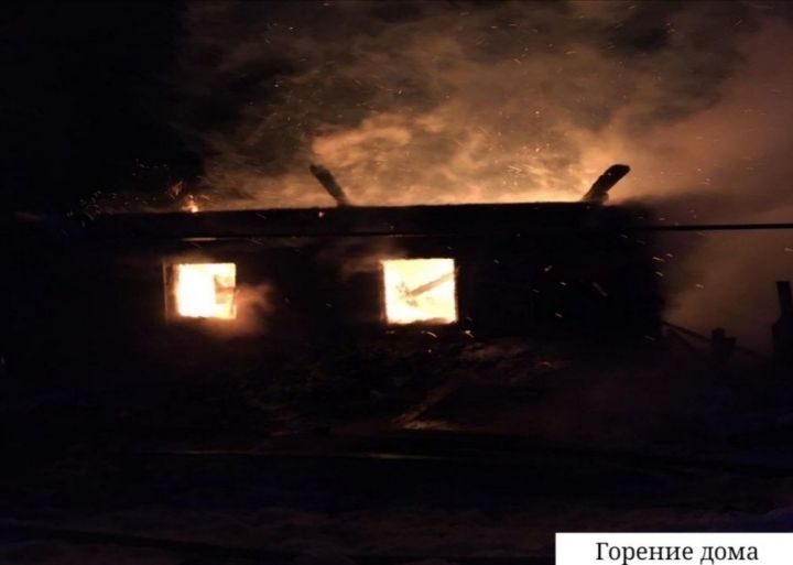 В Менделеевском районе сгорел дом