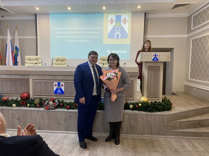 Глава Тураевского поселения Альфия Рахимова награждена медалью «За заслуги перед районом»