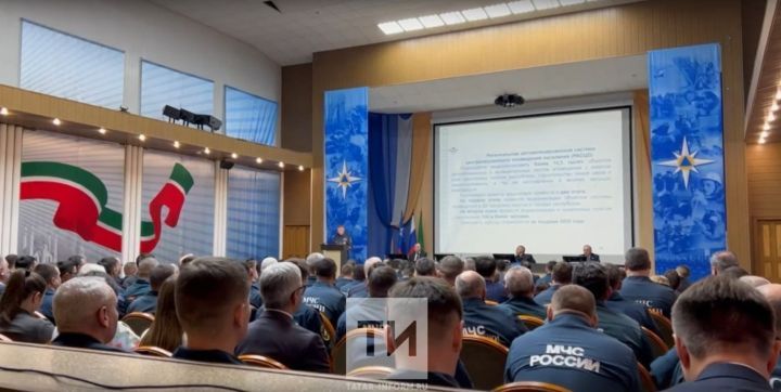Рустам Минниханов поручил в ускоренном режиме подготовить укрытия и системы оповещения
