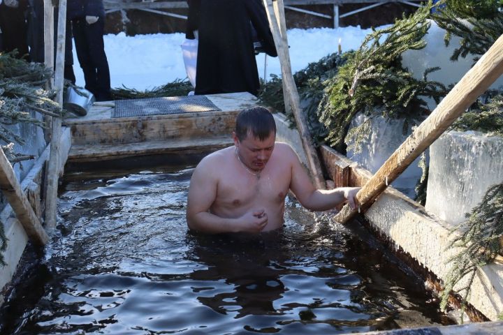 Православные менделеевцы отметили Крещение Господне погружением в купели