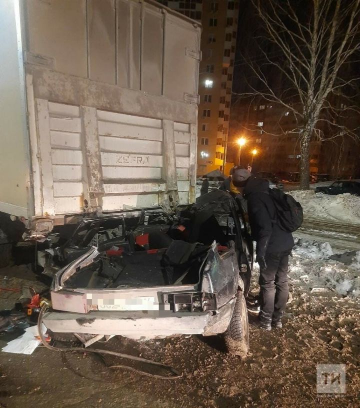 Водителя зажало в искореженном авто после ДТП с фурой