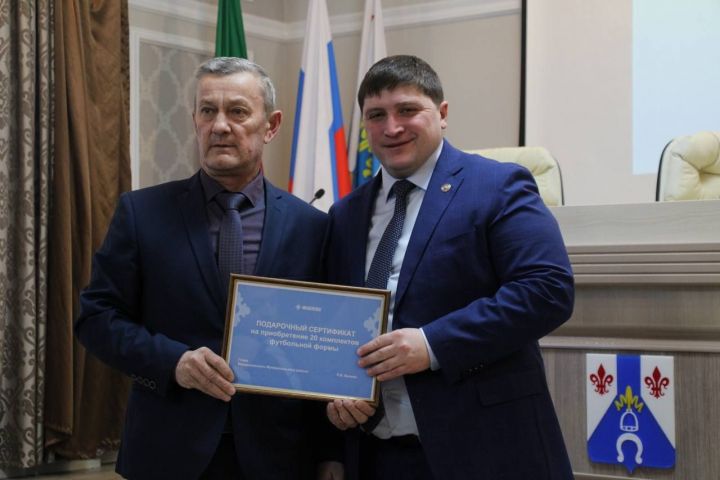 Радмир Беляев вручил сертификаты на приобретение спортивного инвентаря СШ «Батыр»