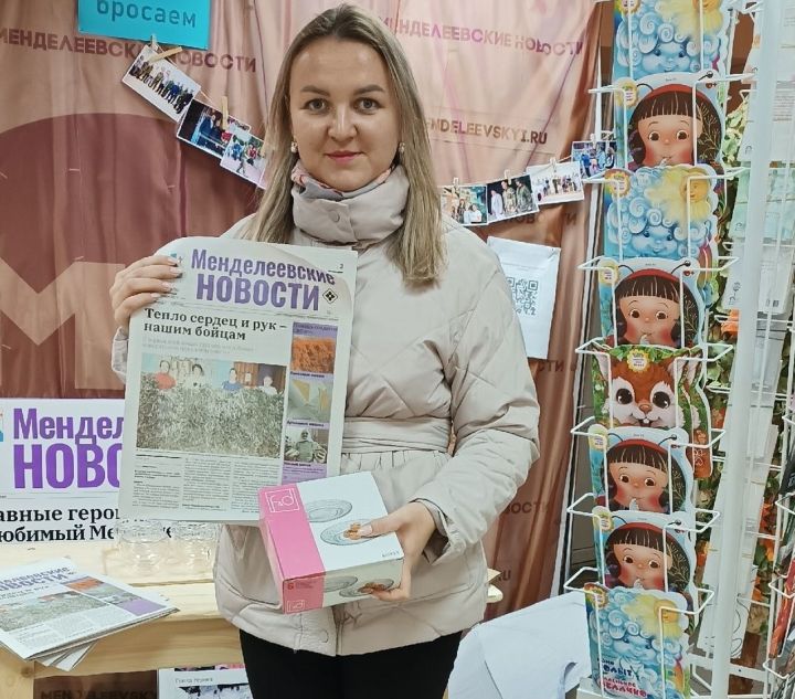 Коллектив ЦЗН подписались на районное издание «МН» и получили подарок
