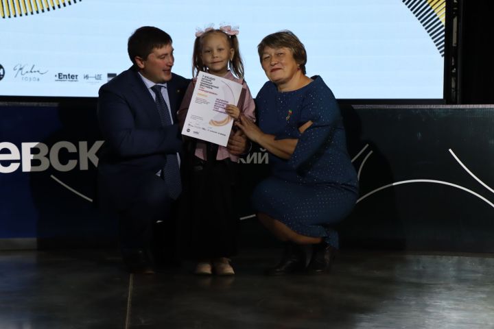 В Менделеевске наградили юных победителей конкурса рисунков «Мы и Менделеевск»