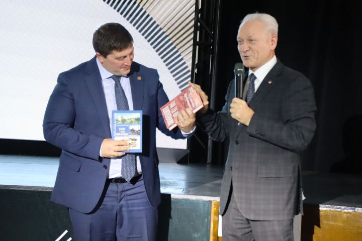 В фестиваль с дарами: Сергей Майоров подарил свои авторские книги менделеевцам