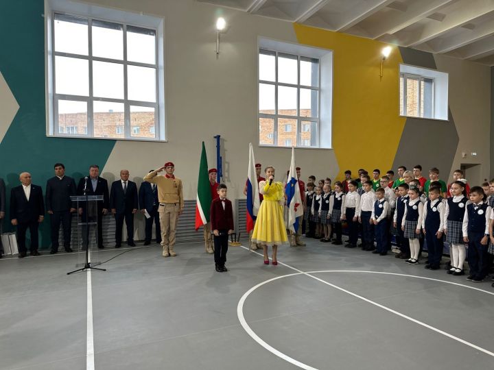 Слова, которые знают все: гимны РФ, РТ и Менделеевского района