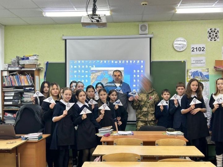 Менделеевск мәктәбендә махсус операция катнашучысы белән очрашу узды