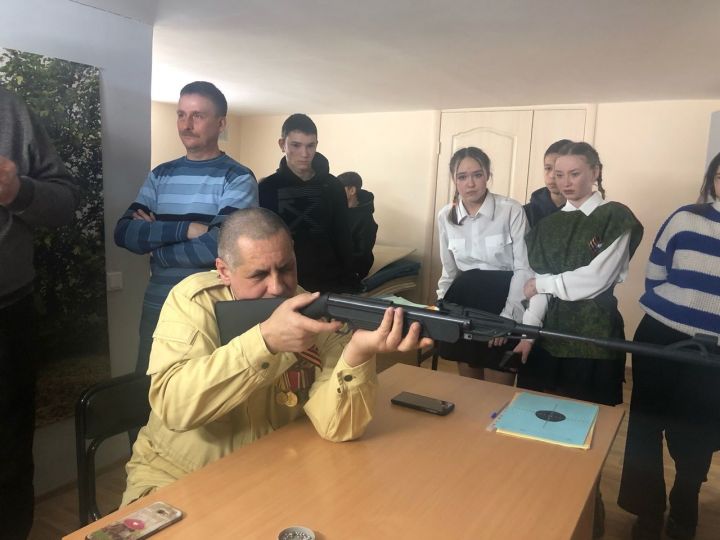 «Патриот» үзәгендә тәрбияләнүчеләр Әфган сугышы ветераннары белән очраштылар