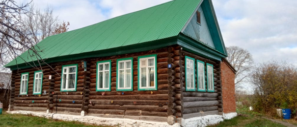 В Менделеевске сельчане решили обновить качели и горки у детсада