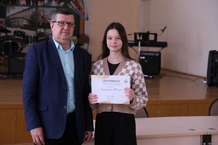 15 школьников Менделеевска получили именные стипендии от химического комплекса