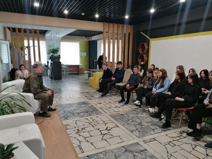 Представители КЦСОН «Берег надежды» и «Волонтёры Победы» встретились с участником СВО из Менделеевска