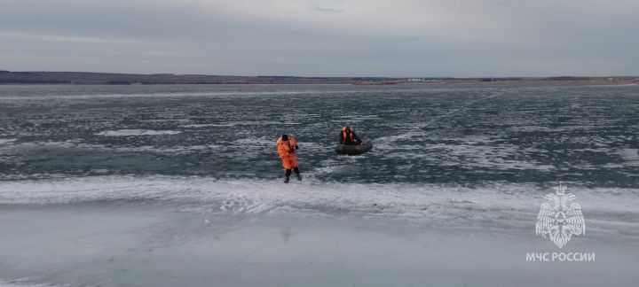 В Менделеевском районе спасли рыбака, провалившегося под лед Камы