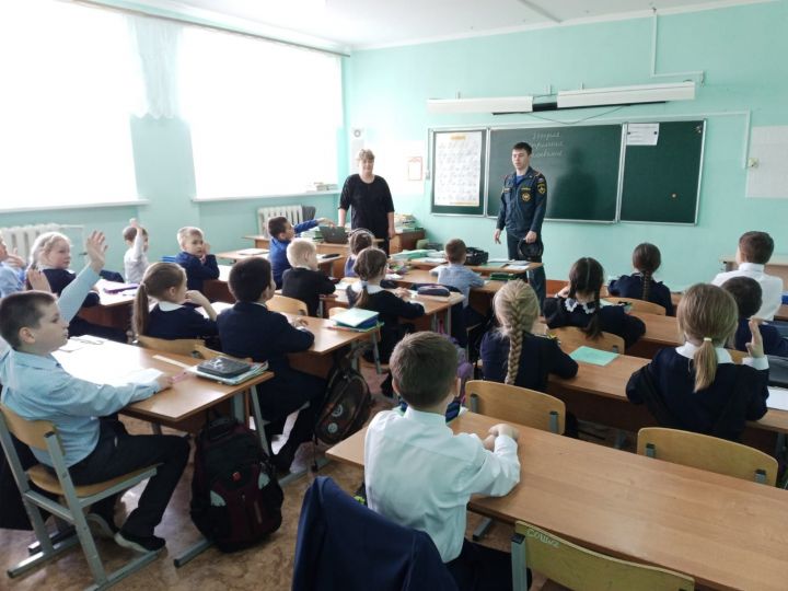 Cотрудники ПСЧ № 86 Менделеевска провели открытые уроки безопасности в школах