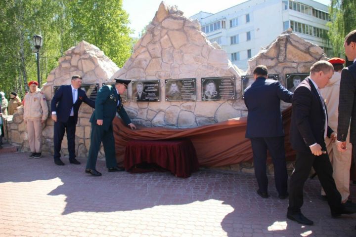 В Менделеевске открыли мемориальные доски погибшим участникам спецоперации