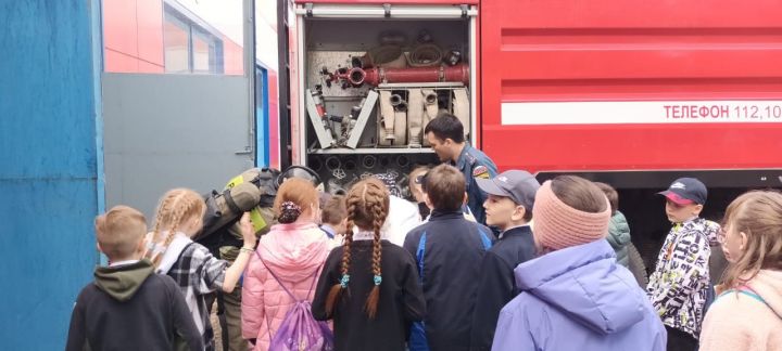 Менделеевские школьники примерили на себя роль пожарных