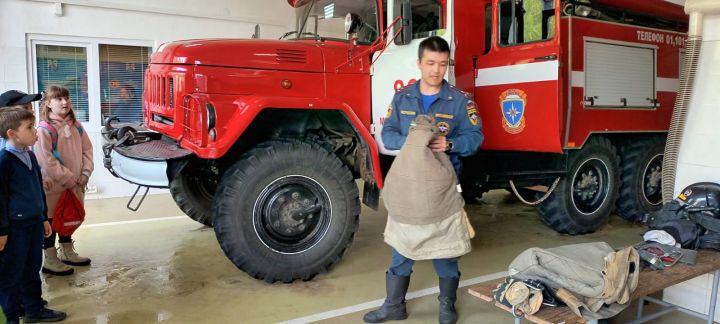 Менделеевские школьники примерили на себя роль пожарных