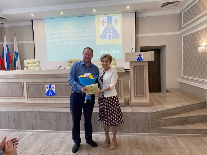В Менделеевске на деловом понедельнике состоялось награждение