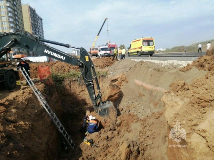 В Набережных Челнах рабочего насмерть засыпало землей