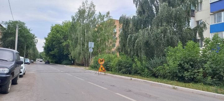 В Менделеевске начались работы по установке дополнительных искусственных дорожных неровностей