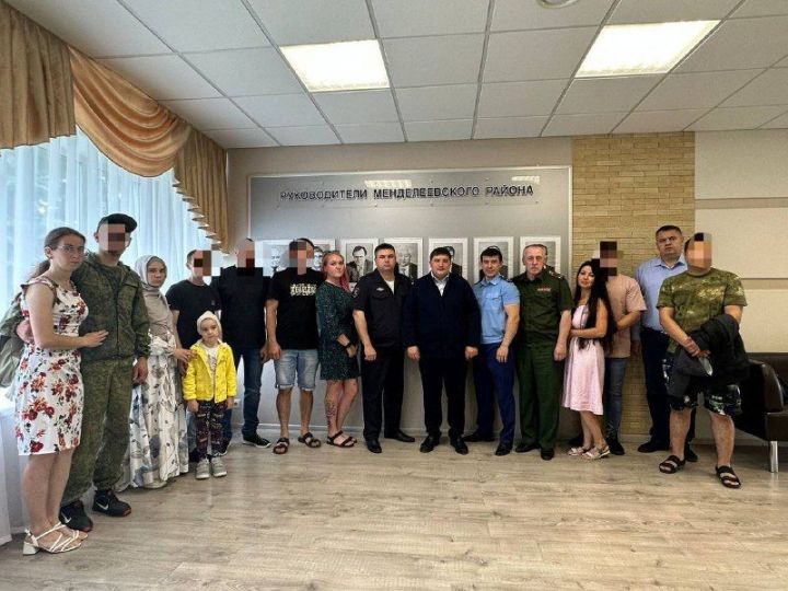 В администрации Менделеевска прошла встреча с бойцами СВО