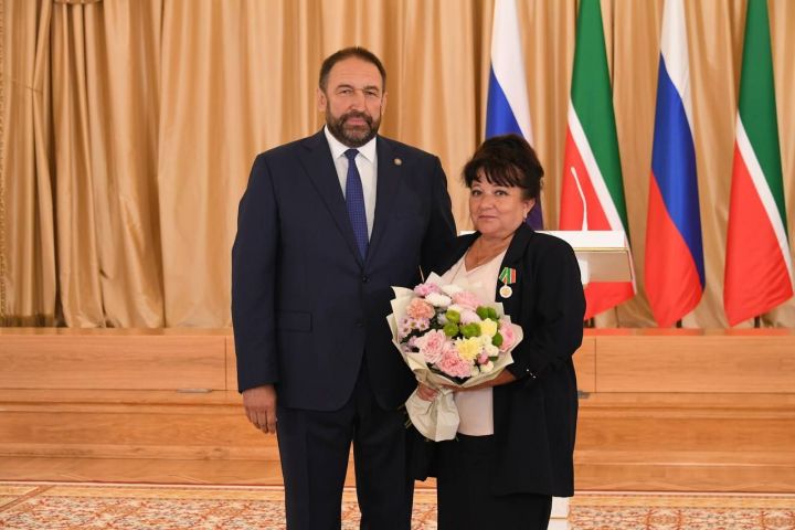 Менделеевчанку наградили медалью за доблестный труд