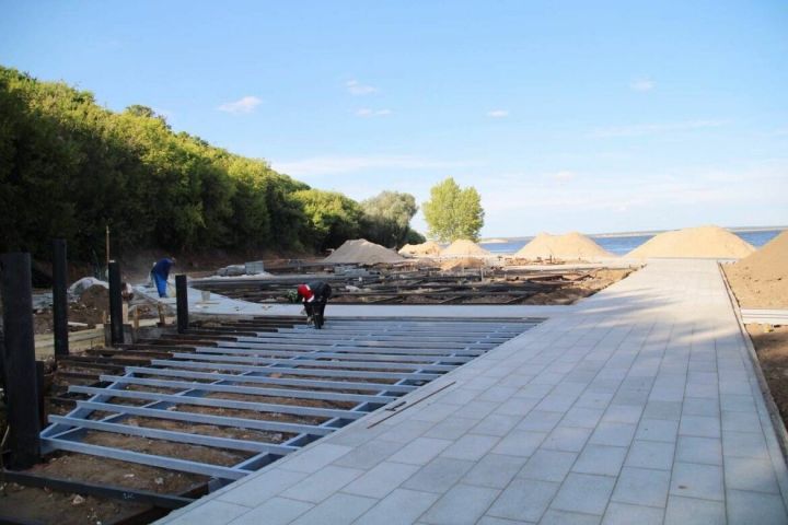 Дорожки на Менделеевском пляже будут покрыты настилом из северной лиственницы