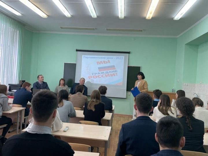 Педагог менделеевской школы признан победителем конкурса на присуждение премий лучшим учителям РТ