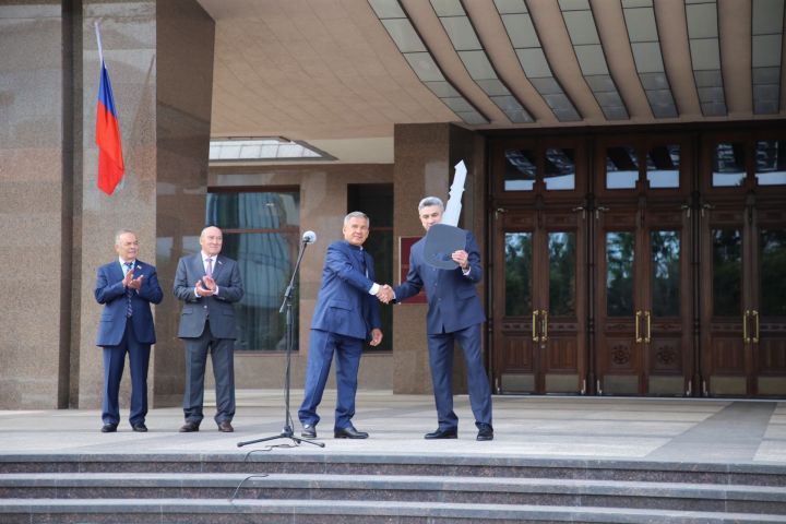 Управление образования города Менделеевск получило ключи от нового автомобиля