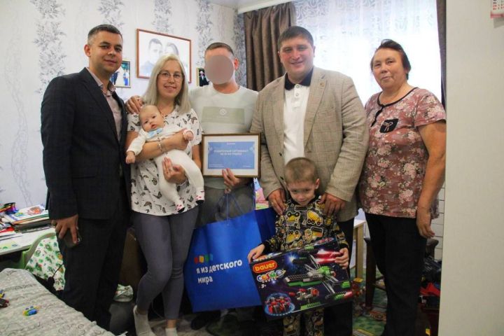 Глава Менделеевского района познакомился с новым жителем Менделеевска