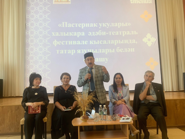 В Менделеевске проходит встреча с татарскими писателями и поэтами