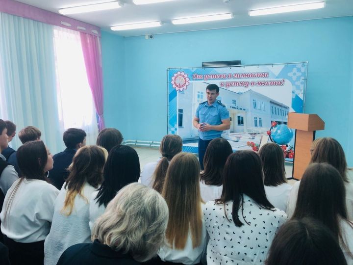 Район прокуроры Ришат Шакиров гимназистларга әхлакый тәртип нормалары турында сөйләде