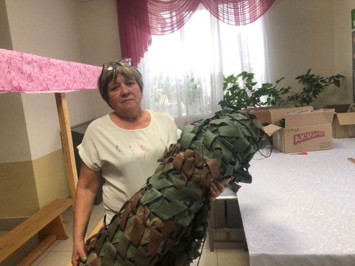В Сетяковском СДК продолжают плести маскировочные сети для СВО