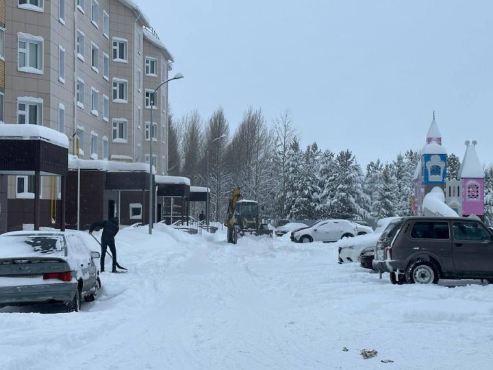 В Менделеевске продолжается расчистка дорог и тротуаров