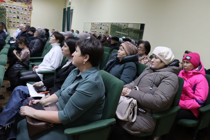 Камай авылында халыкны борчыган мәсьәләләр буенча район башлыгы белән фикер алыштылар