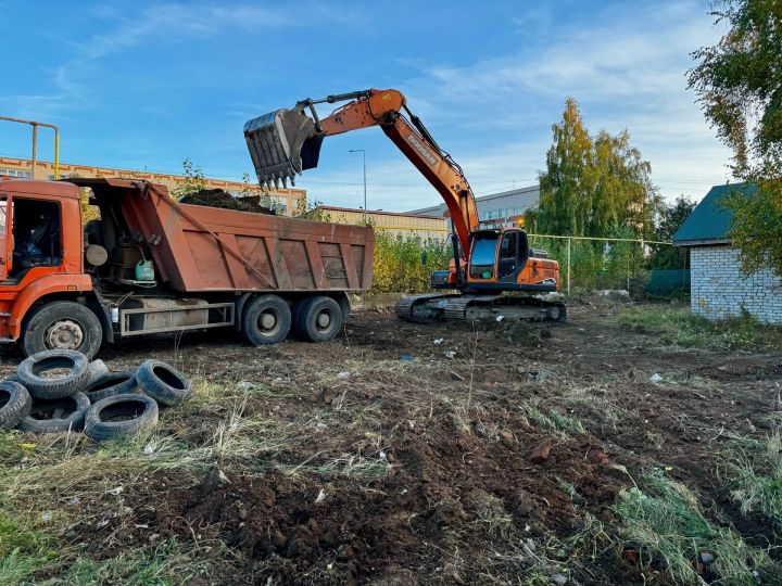 В Менделеевске начались работы по демонтажу сараев